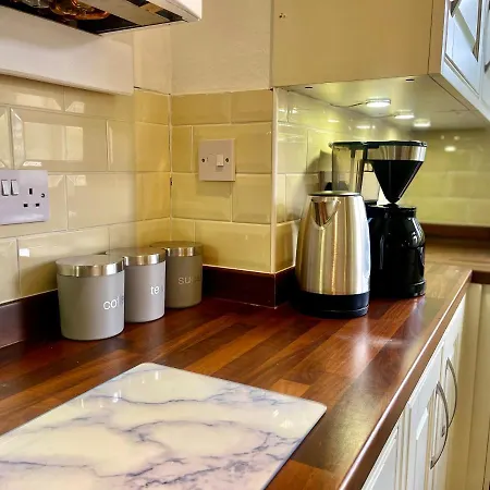 Stylish 3 Bed Chigwell Home With Free Parking Exterior photo