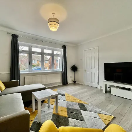 Stylish 3 Bed Chigwell Home With Free Parking Exterior photo