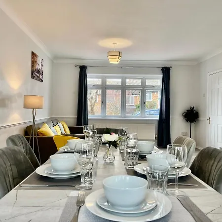 Stylish 3 Bed Chigwell Home With Free Parking Exterior photo