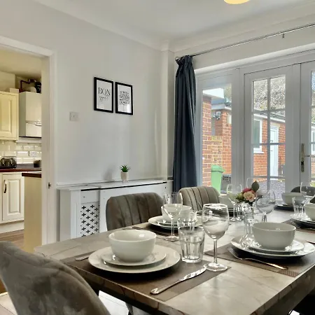 Stylish 3 Bed Chigwell Home With Free Parking Exterior photo