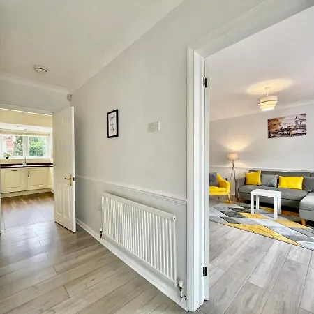 Stylish 3 Bed Chigwell Home With Free Parking Exterior photo