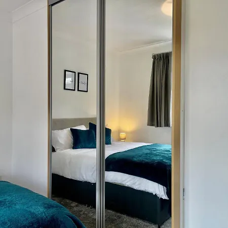 Stylish 3 Bed Chigwell Home With Free Parking Exterior photo
