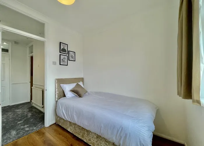 Stylish 3 Bed Chigwell Home With Free Parking