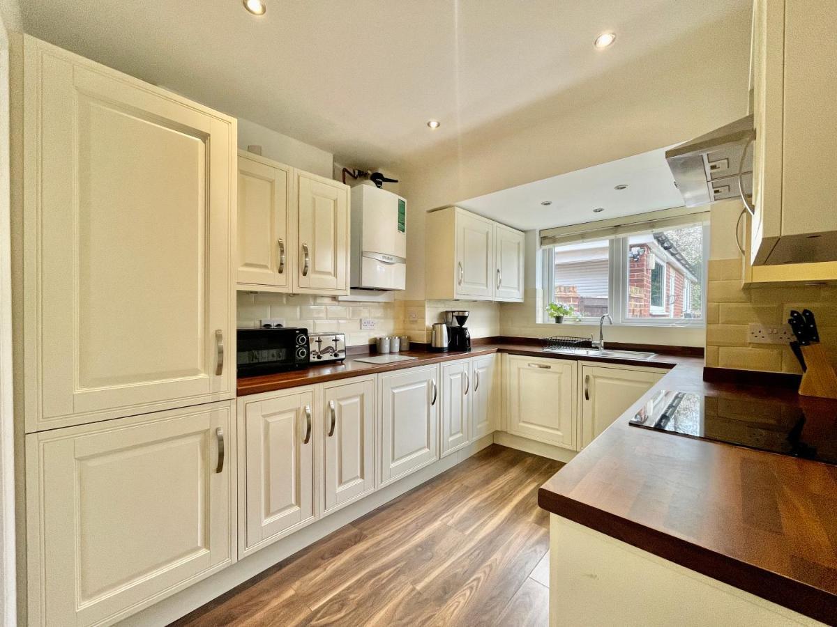Stylish 3 Bed With Free Parking Chigwell