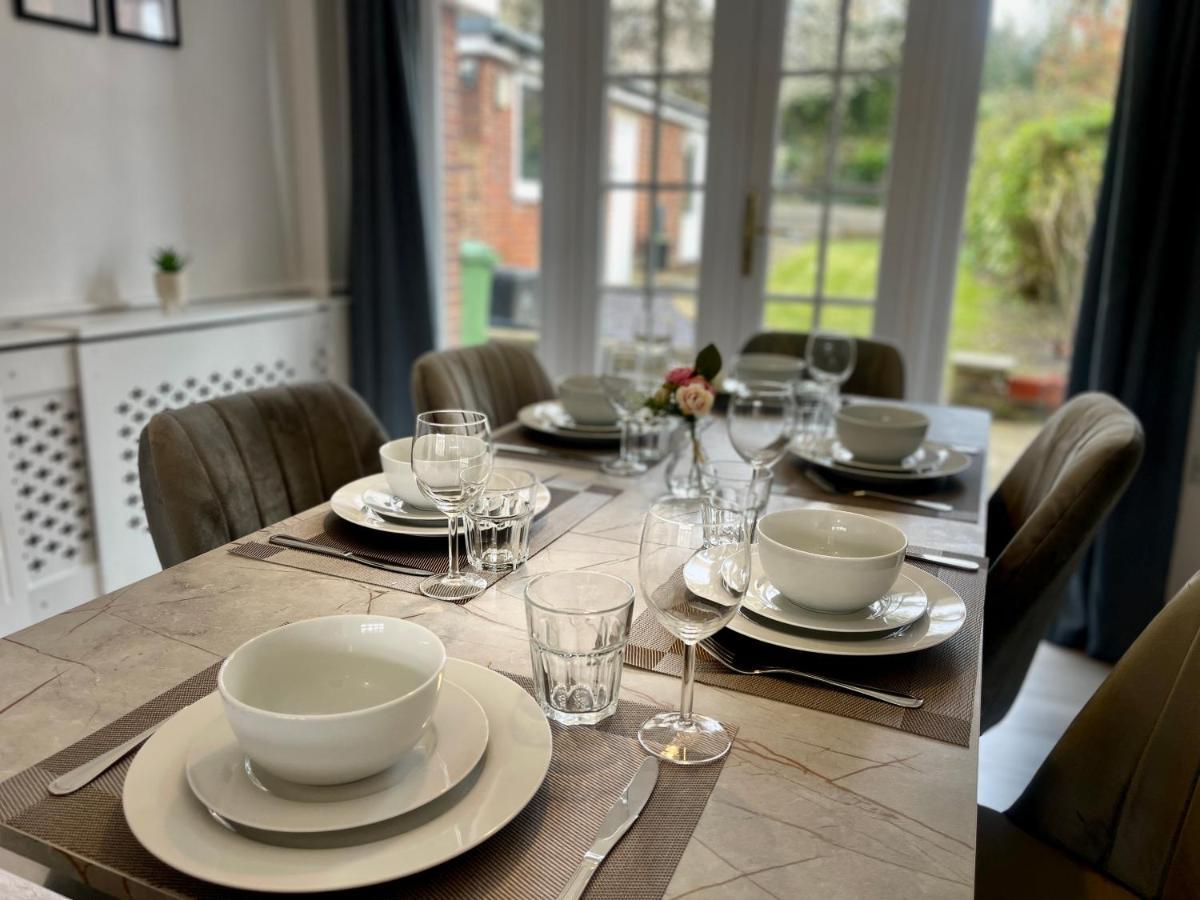 Stylish 3 Bed With Free Parking Holiday home Chigwell