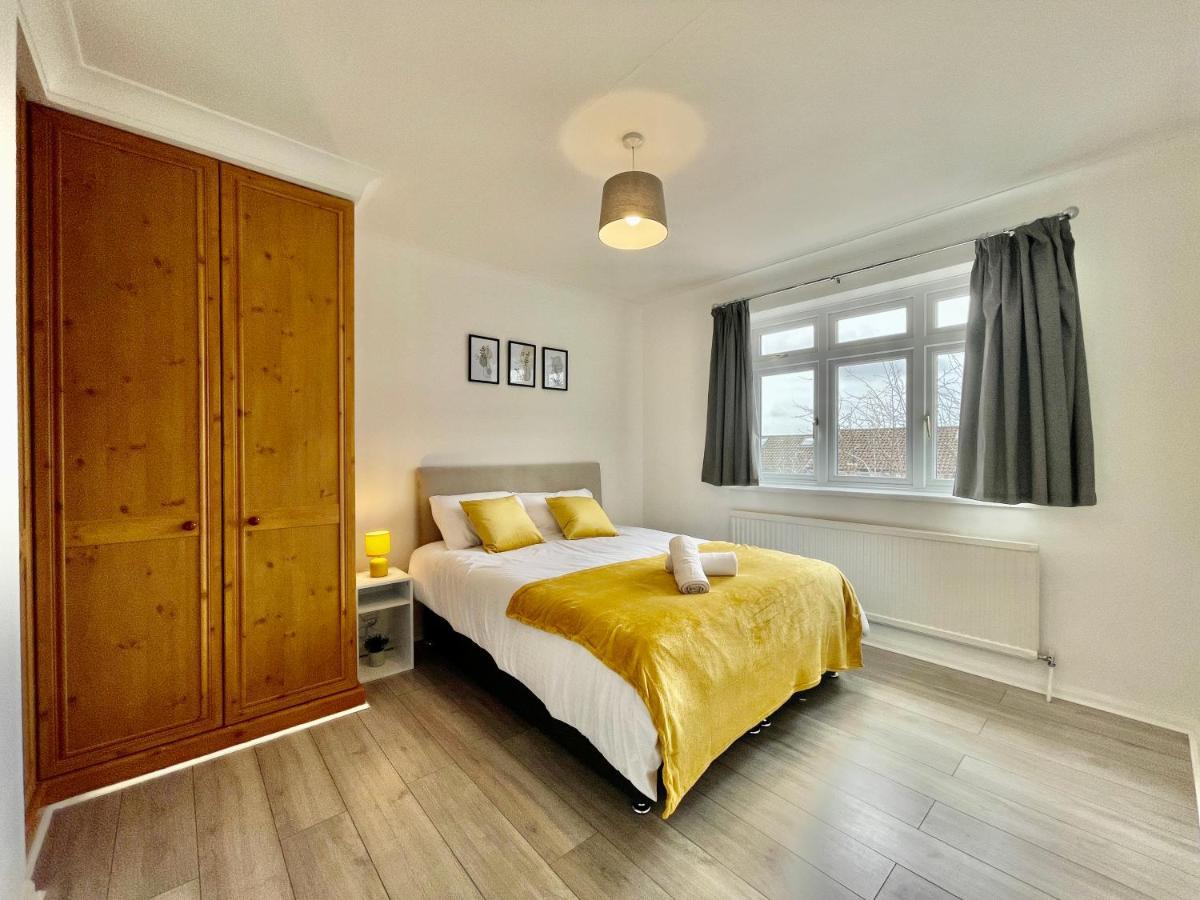 Stylish 3 Bed With Free Parking Holiday home Chigwell