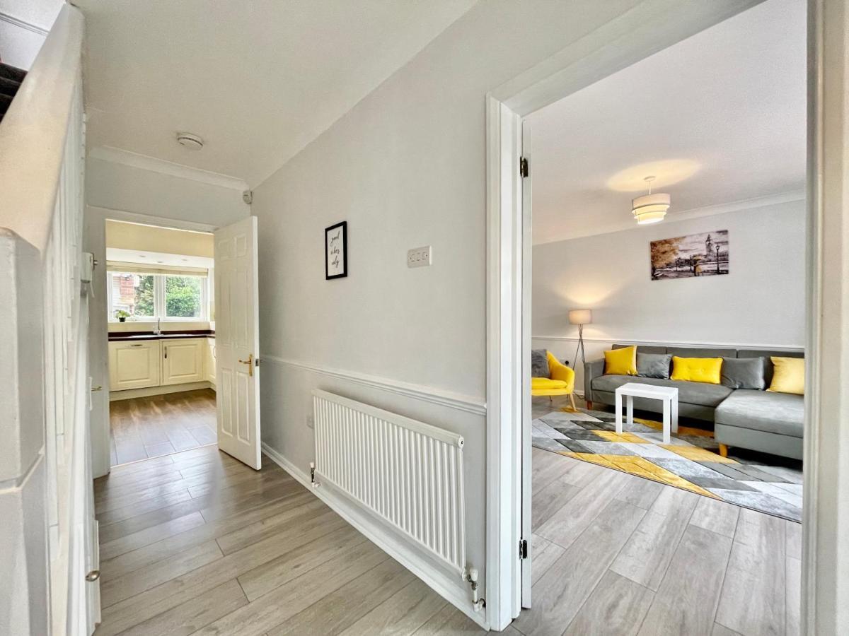 Stylish 3 Bed With Free Parking Holiday home *