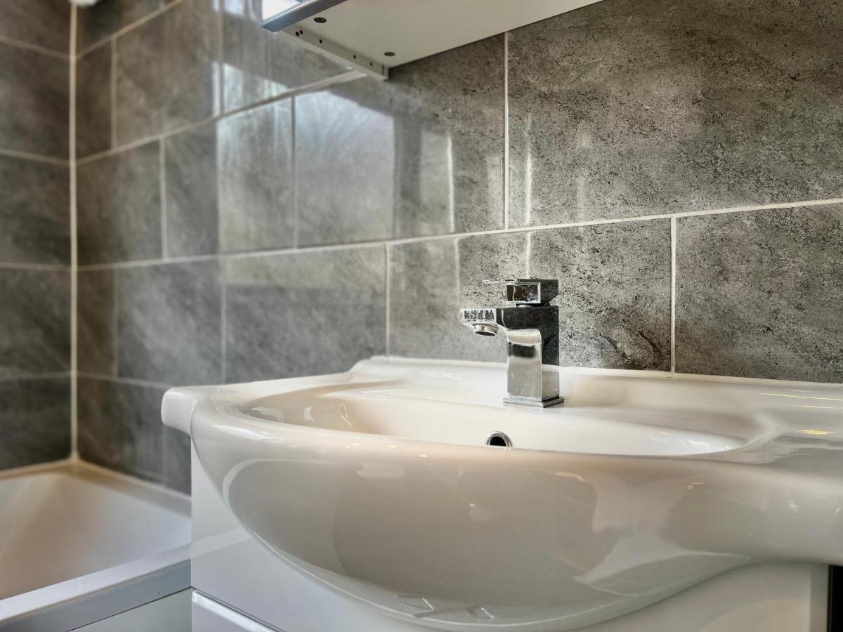 Stylish 3 Bed With Free Parking Holiday home Chigwell
