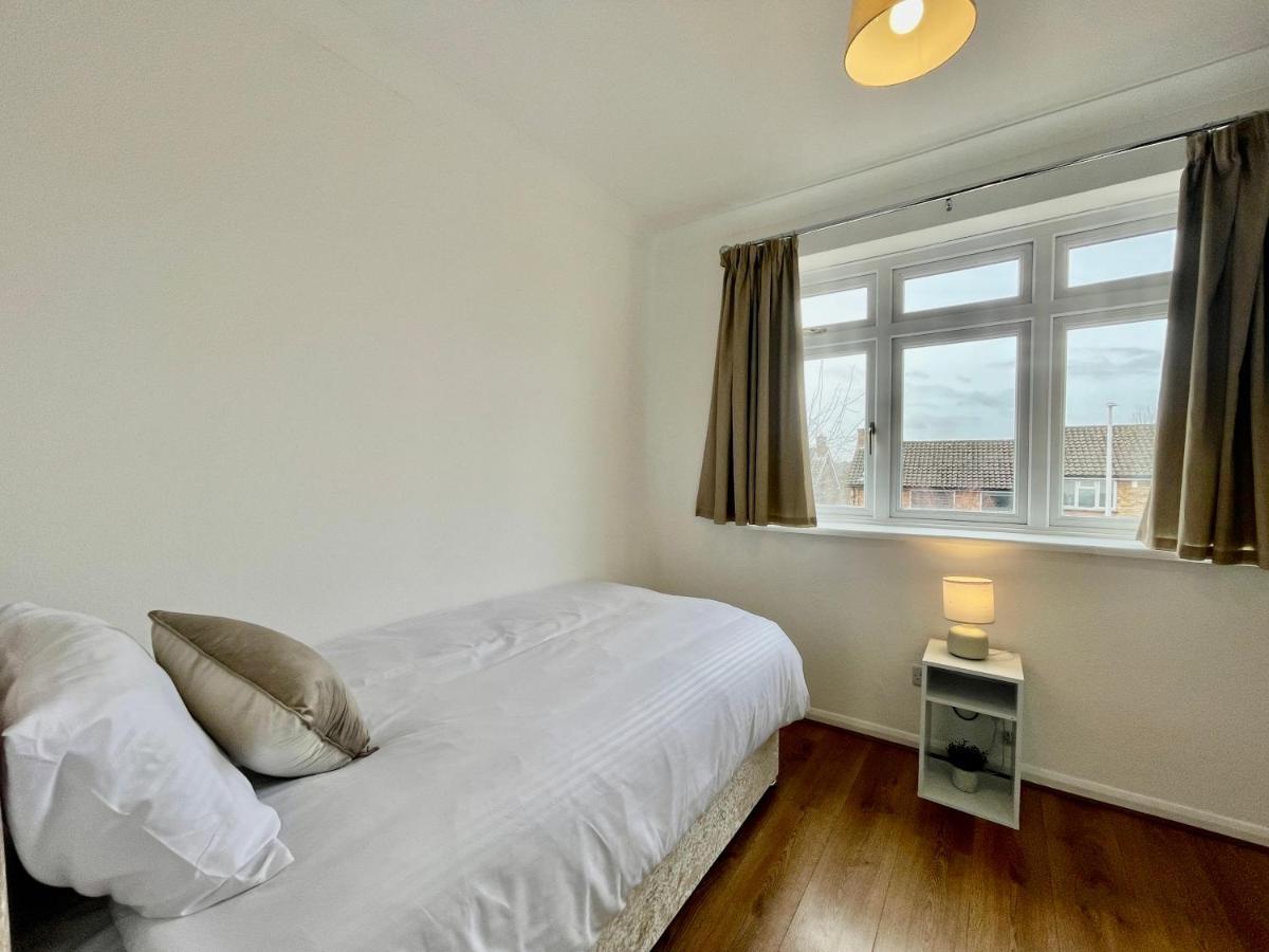 Holiday home Stylish 3 Bed With Free Parking *