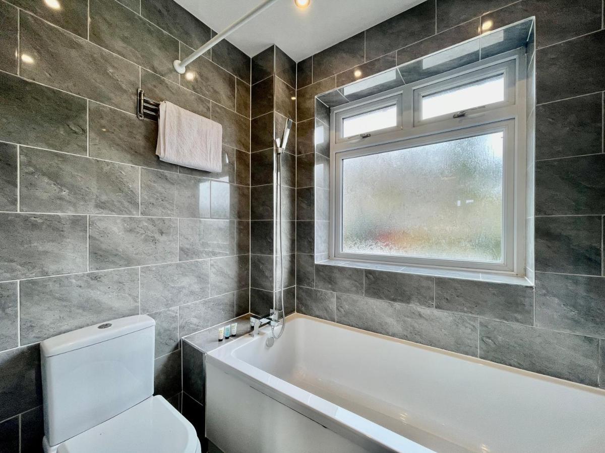 Stylish 3 Bed With Free Parking Holiday home Chigwell